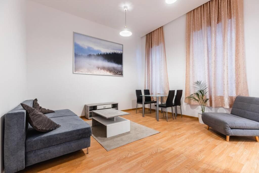 Family Next To Danube River Apartment *